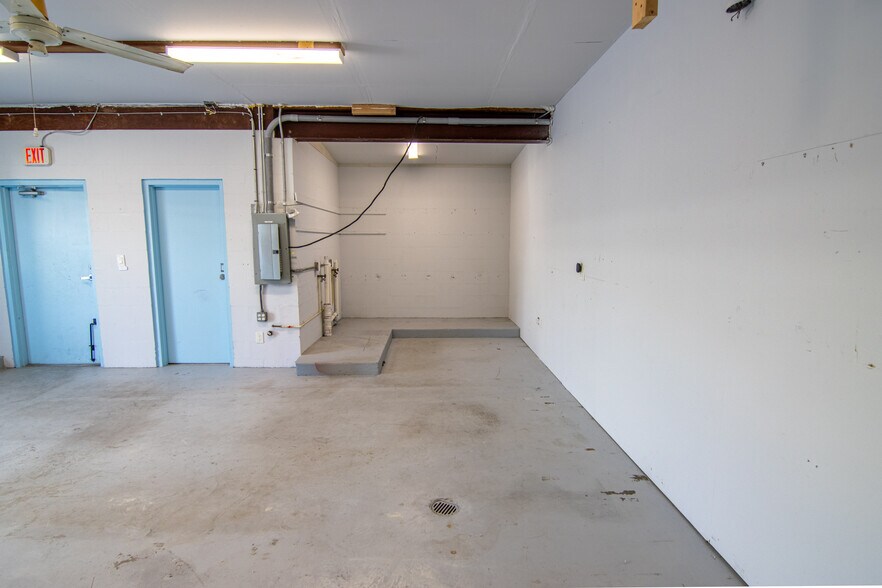 More Photos Of 7030 Burlington Ave N, Saint Petersburg Industrial For Lease