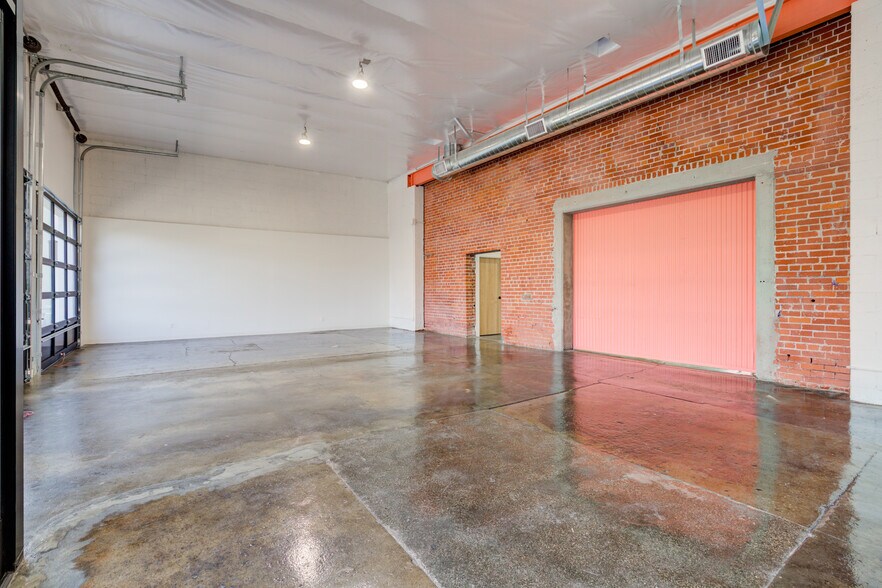 More Photos Of 2616 W Jefferson Blvd, Los Angeles Showroom For Sale