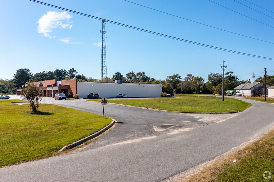 More Photos Of 140 W Dykes St, Cochran Supermarket For Lease