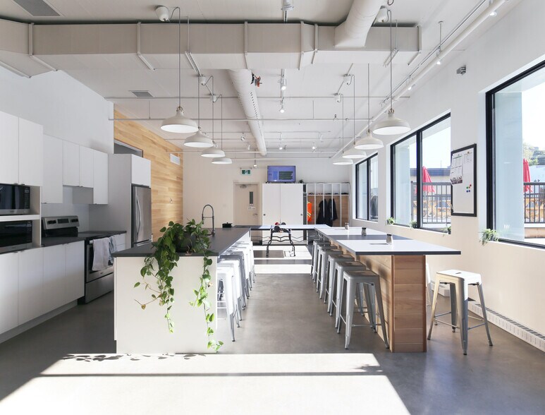 More Photos Of 875 Boul Charest O, Québec Office For Lease