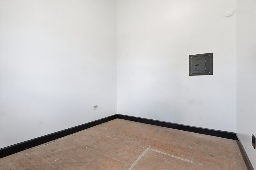 More Photos Of 805 E Prospect St, York General Retail For Sale