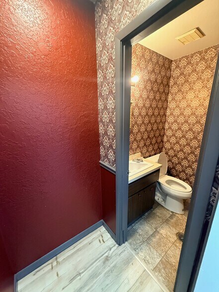 More Photos Of 325 W Venice Ave, Venice Storefront Retail Office For Lease