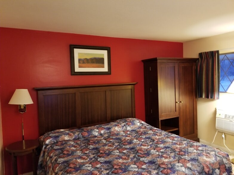 More Photos Of 1617 N Summit St, Arkansas City Hotel For Sale