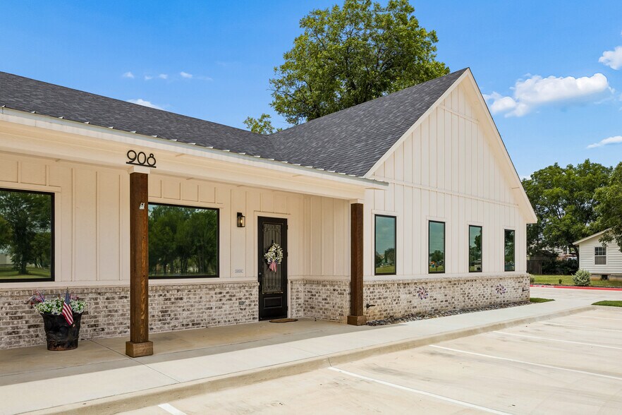 More Photos Of 908 Cresthaven Dr, Euless Showroom For Lease