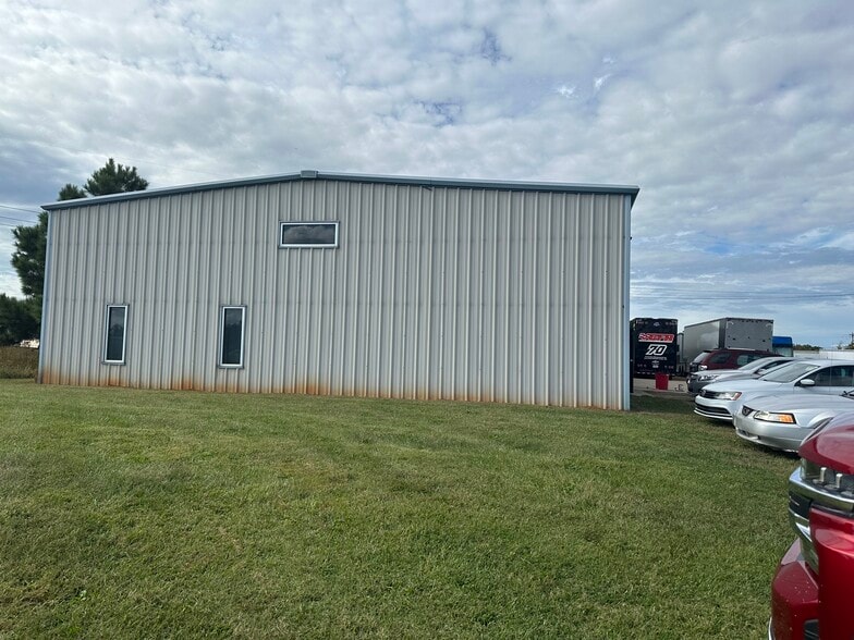 More Photos Of 1046 Gateway Dr, Mooresville Auto Repair For Lease