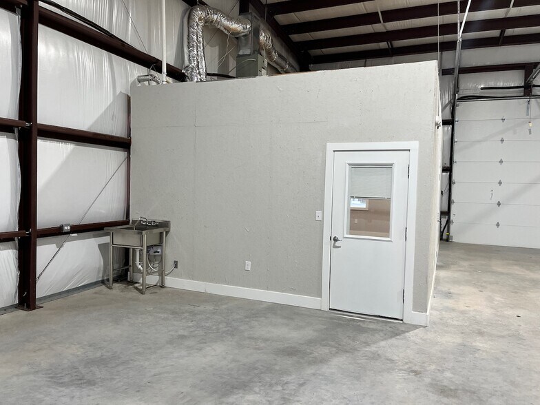 More Photos Of 1922 Choate Pky, Celina Warehouse For Lease