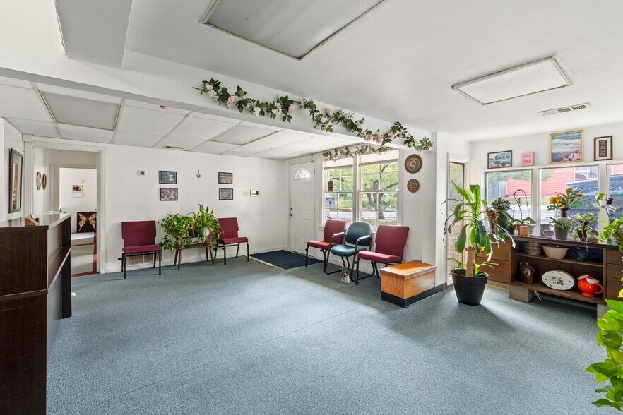 More Photos Of 2710 Manor Rd, Austin Office For Sale