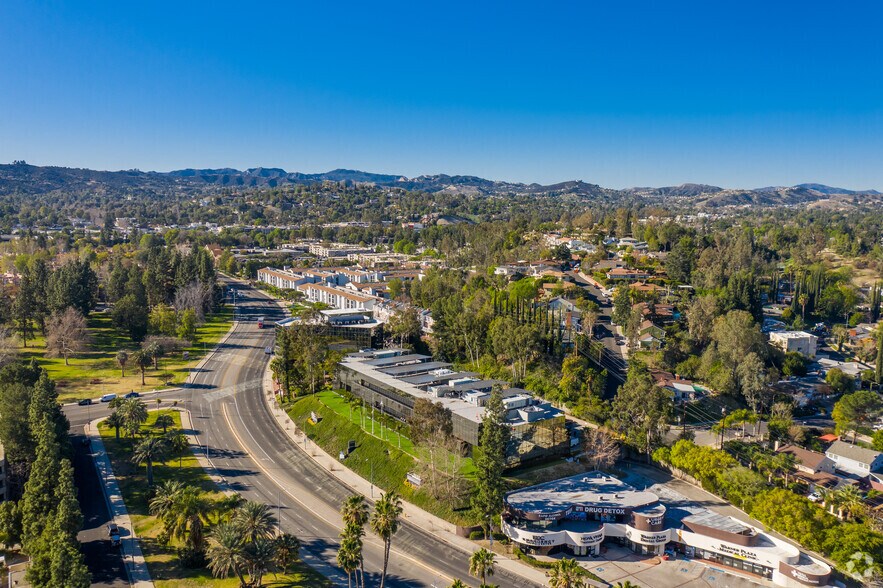 More Photos Of 5959 Topanga Canyon Blvd, Woodland Hills Office For Lease