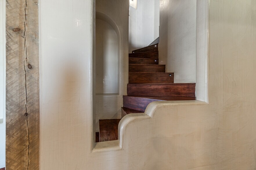 More Photos Of 102 Rabbit Rd, Santa Fe Specialty For Sale