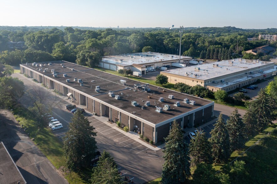 More Photos Of 5600-5628 Lincoln Dr, Edina Light Distribution For Lease