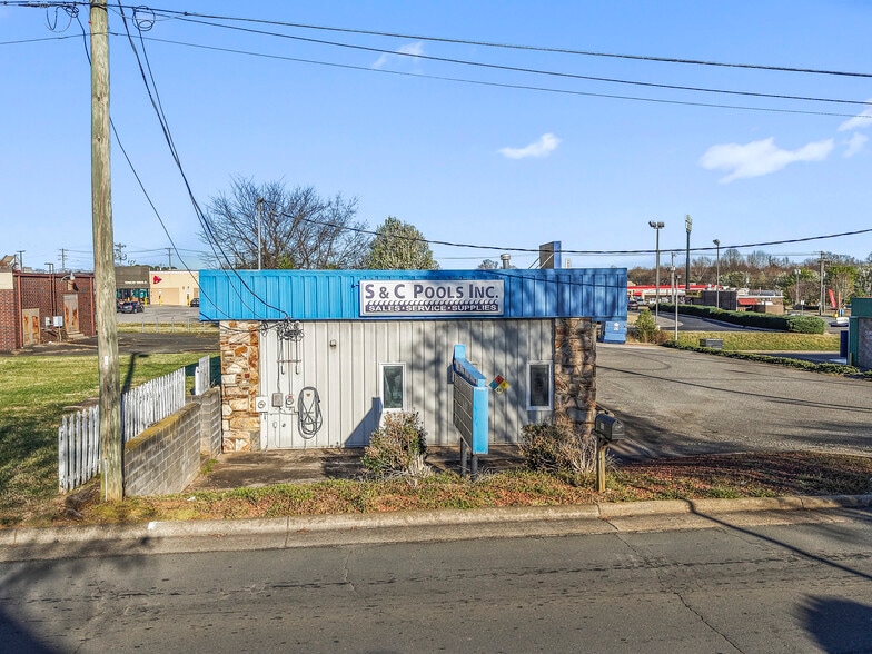 More Photos Of 111 Angela Dr, King General Retail For Sale