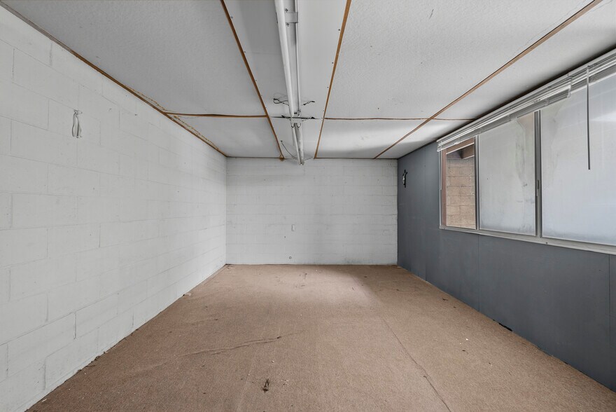 More Photos Of 14222-14226 Aetna St, Van Nuys Warehouse For Lease