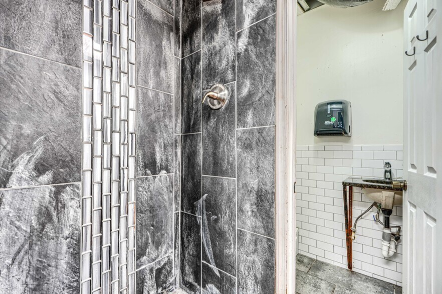 More Photos Of 414-416 E Baltimore St, Baltimore Bar For Sale