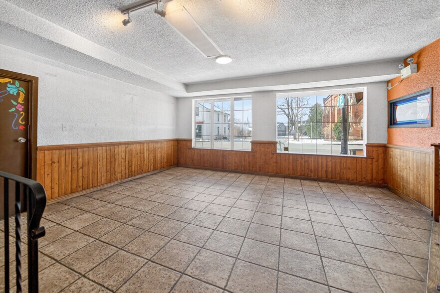 More Photos Of 277 Queen St S, Mississauga Storefront Retail Residential For Lease