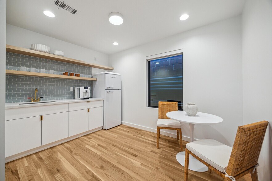 More Photos Of 2412 Bartlett St, Houston Loft Creative Space For Lease