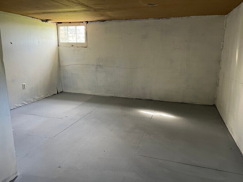 More Photos Of 2494 Roosevelt Blvd, Eugene Flex For Sale