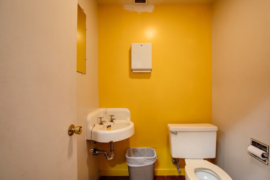 More Photos Of 1641 W Broad St, Richmond Office For Sale