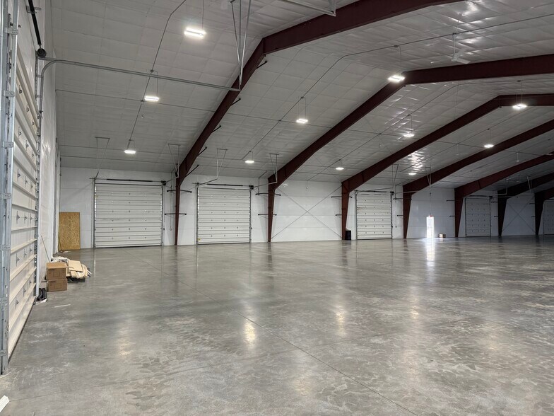 More Photos Of 396 Grain Terminal Rd, Burbank Showroom For Sale