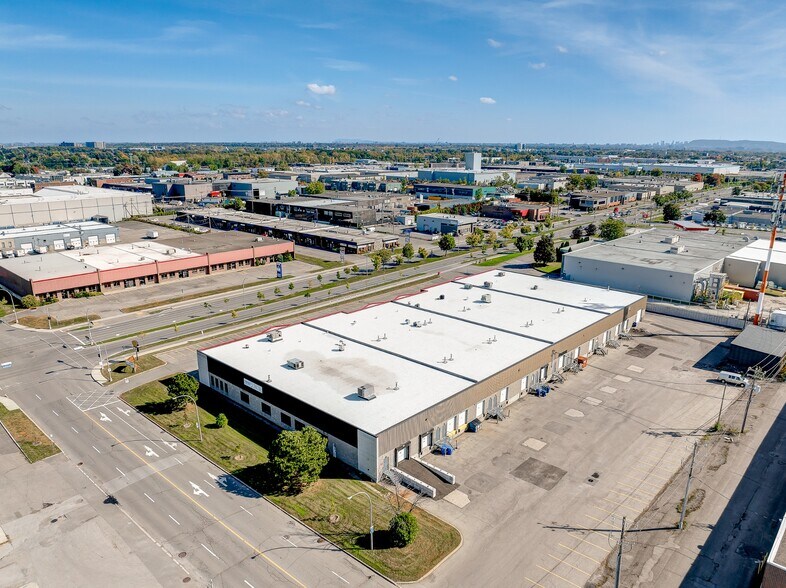 More Photos Of 3148-3178 Boul Industriel, Laval Flex For Lease