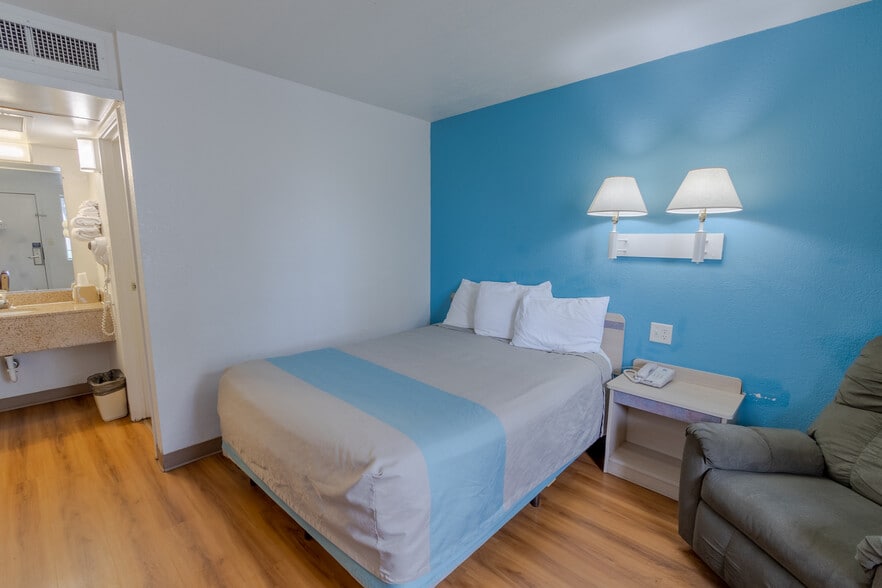 More Photos Of 1309 S Ohlman St, Mitchell Hotel For Sale