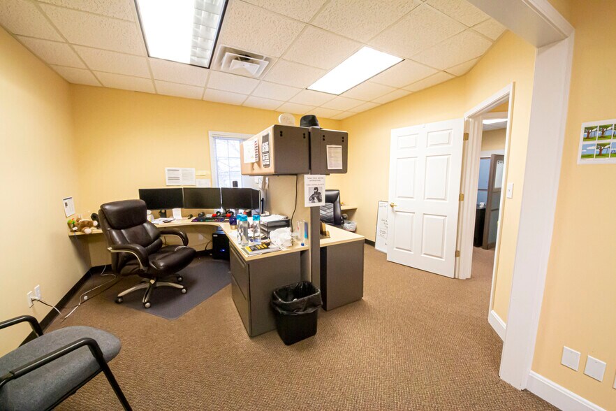 More Photos Of 303 Middletown Pky, Louisville Office For Lease