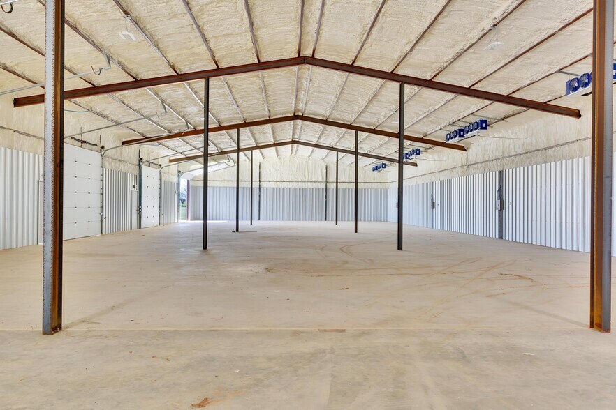 More Photos Of 343 Miracle Mile, Stonewall Warehouse For Lease