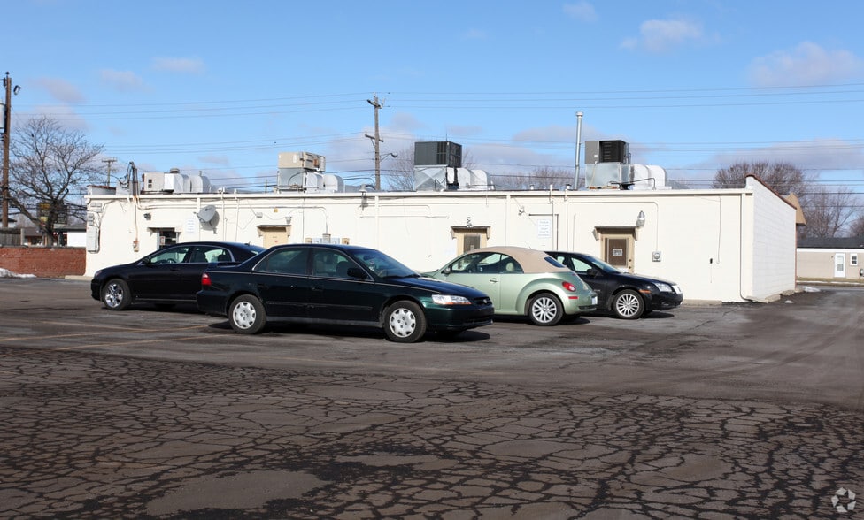 More Photos Of 2830-2860 E 14 Mile Rd, Warren Storefront Retail Office For Lease