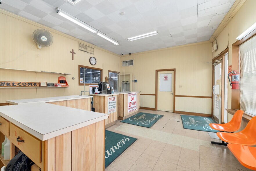 More Photos Of 506 N Main St, Emporia General Retail For Sale
