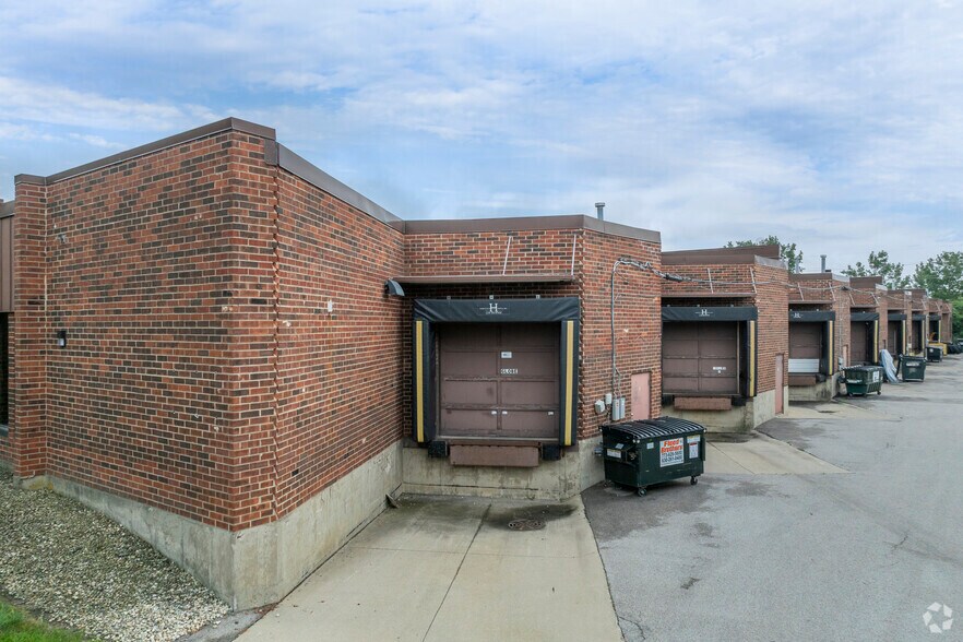 More Photos Of 350 Randy Rd, Carol Stream Warehouse For Lease