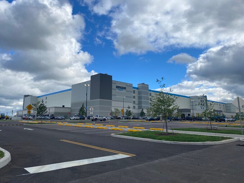 More Photos Of 135 Fedex Way, Rochester Light Distribution For Lease