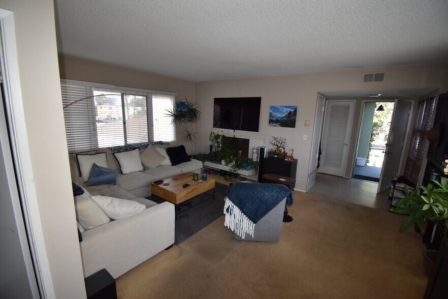 More Photos Of 827 Opal St, San Diego Multifamily For Sale