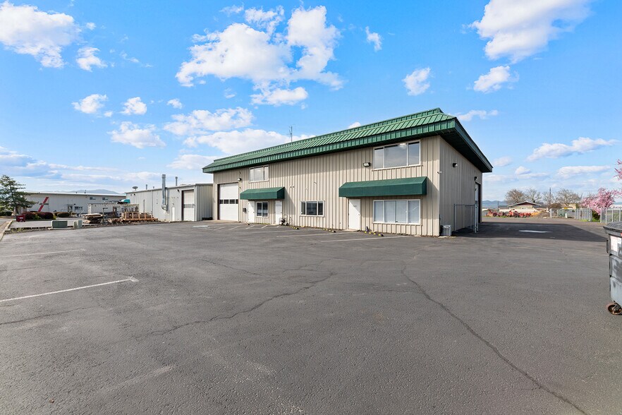 More Photos Of 6062-6068 Crater Lake Ave, Central Point Warehouse For Sale