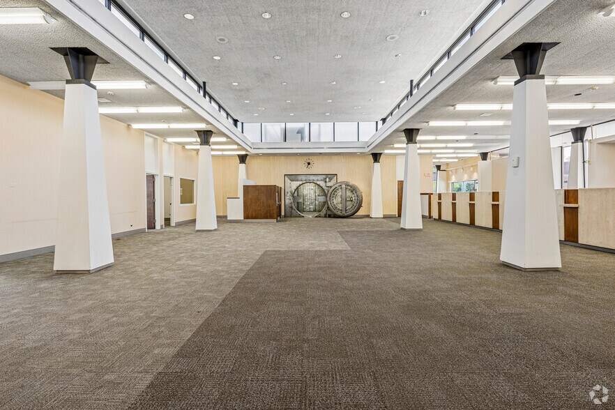 More Photos Of 469 N Seymour Ave, Mundelein Bank For Sale