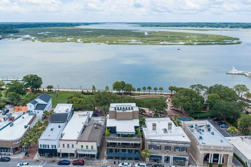 More Photos Of 916 Bay St, Beaufort Office For Sale