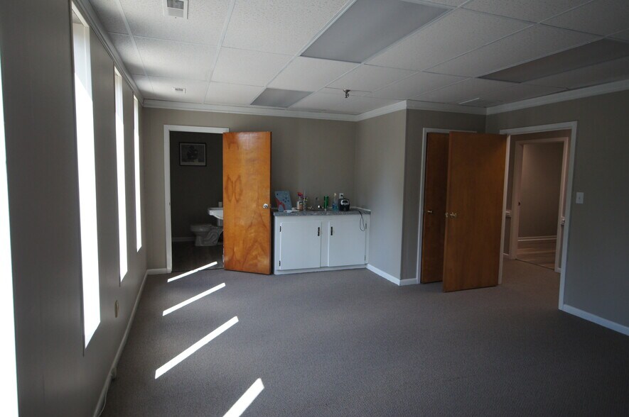 More Photos Of 2018 W Vernon Ave, Kinston Warehouse For Lease