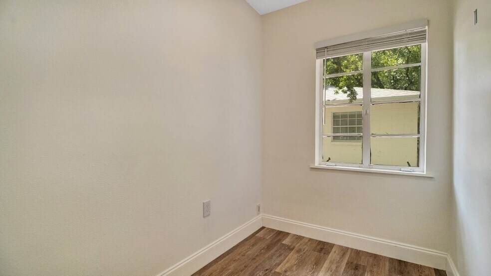 More Photos Of 230 E Marks St, Orlando Office Residential For Lease