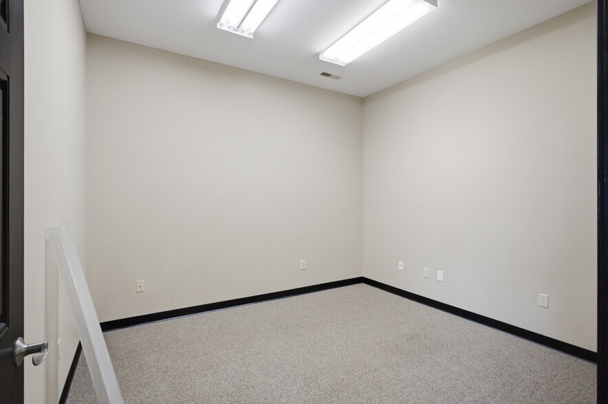 More Photos Of 2585 Eastwood Dr, Columbus Office For Lease