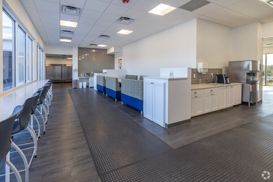 More Photos Of 3733 University Blvd W, Jacksonville Office For Lease
