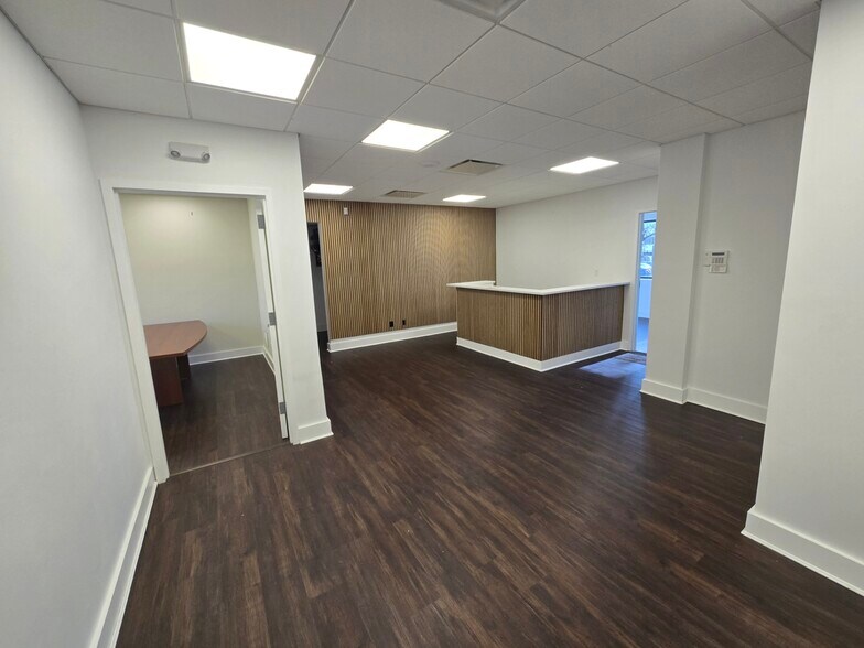 More Photos Of 19 Orchard St, Manhasset Office For Lease