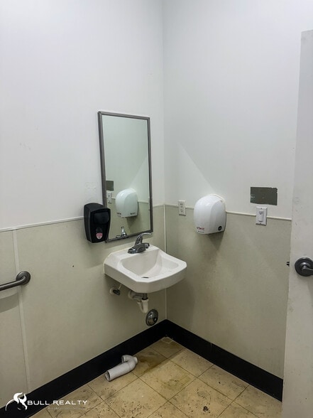 More Photos Of 4300 Vanderbilt Rd, Birmingham Freestanding For Sale