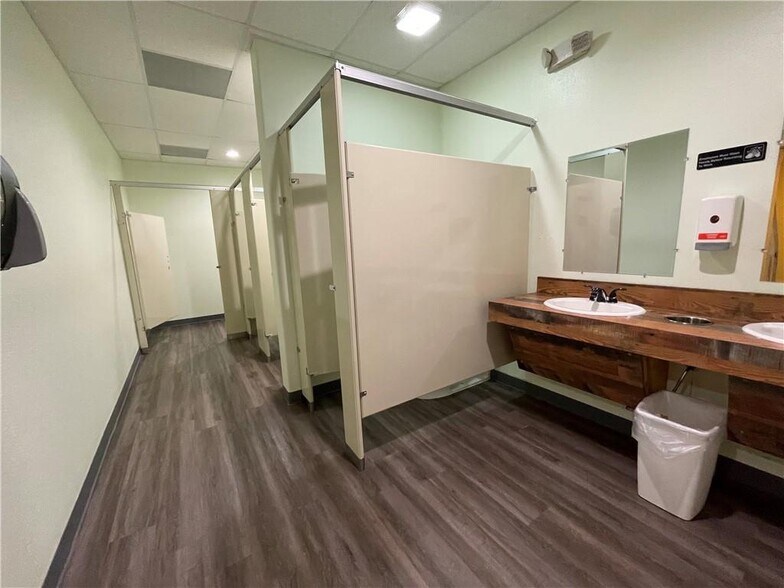 More Photos Of 1002 Victoria, Refugio Restaurant For Sale