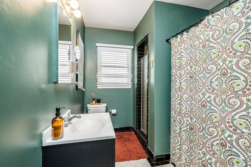 More Photos Of 445 N Spaulding Ave, Los Angeles Apartments For Sale