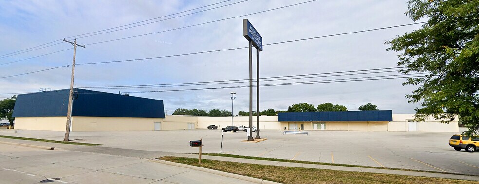 More Photos Of 216 S Military Ave, Green Bay Freestanding For Sale