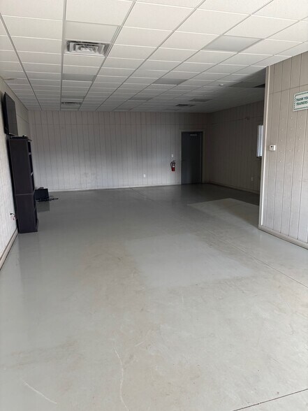 More Photos Of 4915 E Colonville Rd, Clare Warehouse For Lease