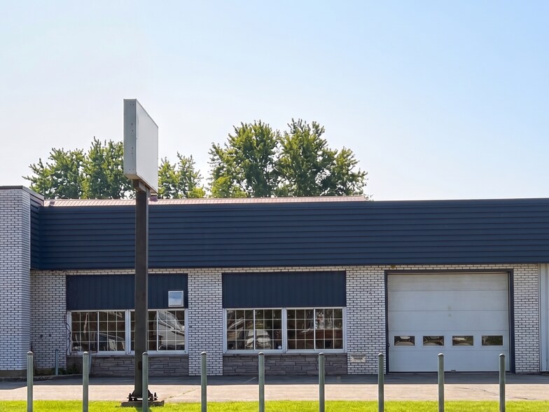 More Photos Of 460 Larocque Ch, Salaberry-de-valleyfield General Retail For Lease