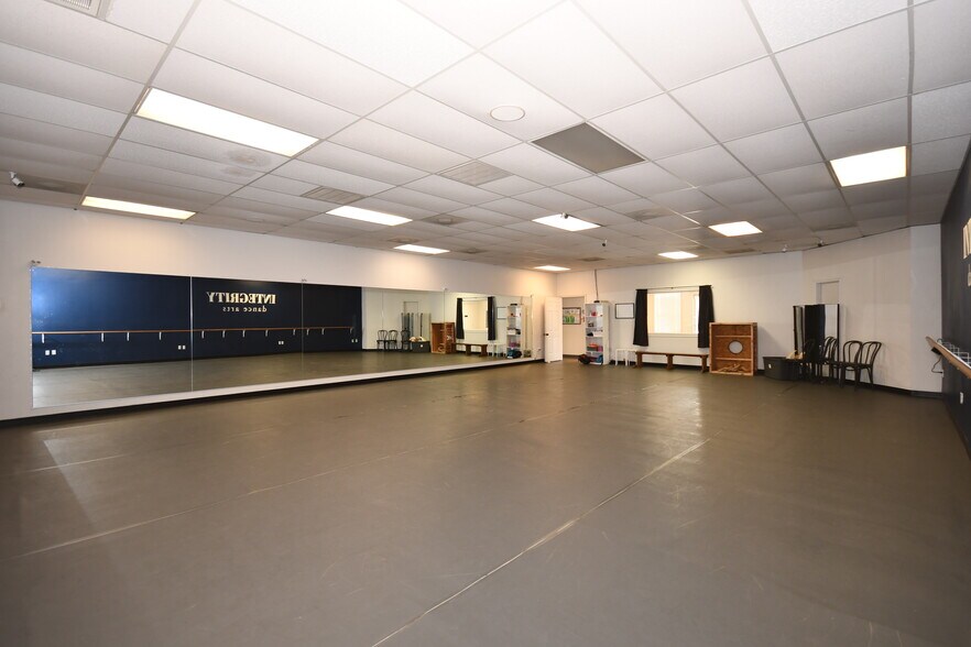 More Photos Of 901 Elm St, McKinney Flex For Sale