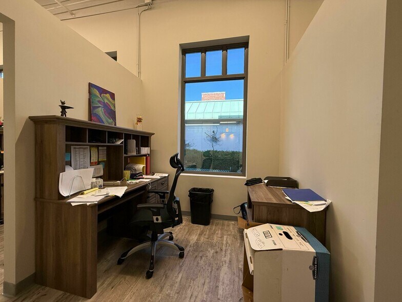 More Photos Of 2101 W Chesterfield Blvd, Springfield Office For Sale