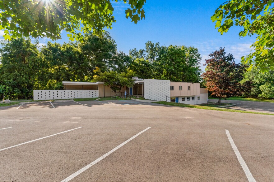 More Photos Of 2532 Spring Arbor Rd, Jackson Medical For Sale