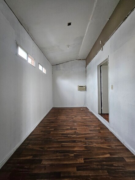 More Photos Of 1623 S Hoover St, Los Angeles Freestanding For Lease