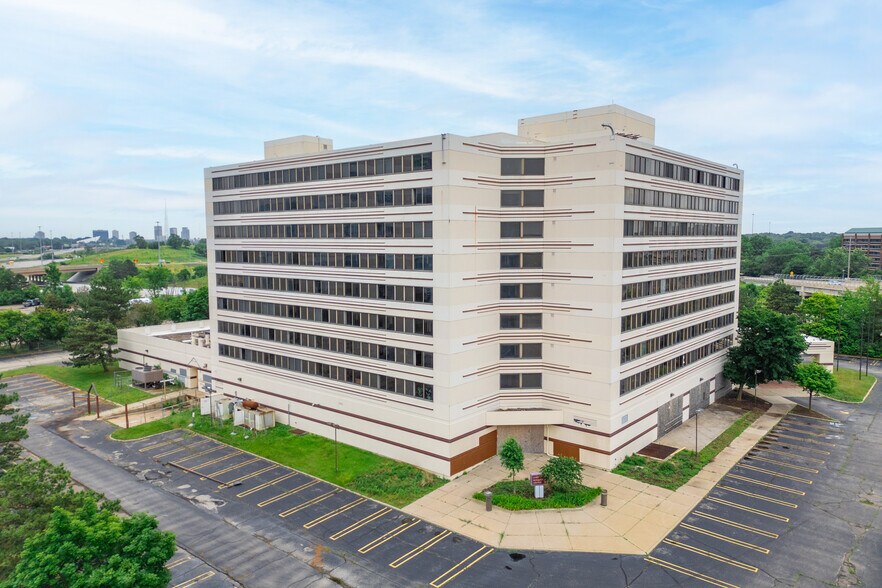 More Photos Of 28100 Franklin Rd, Southfield Hotel For Sale
